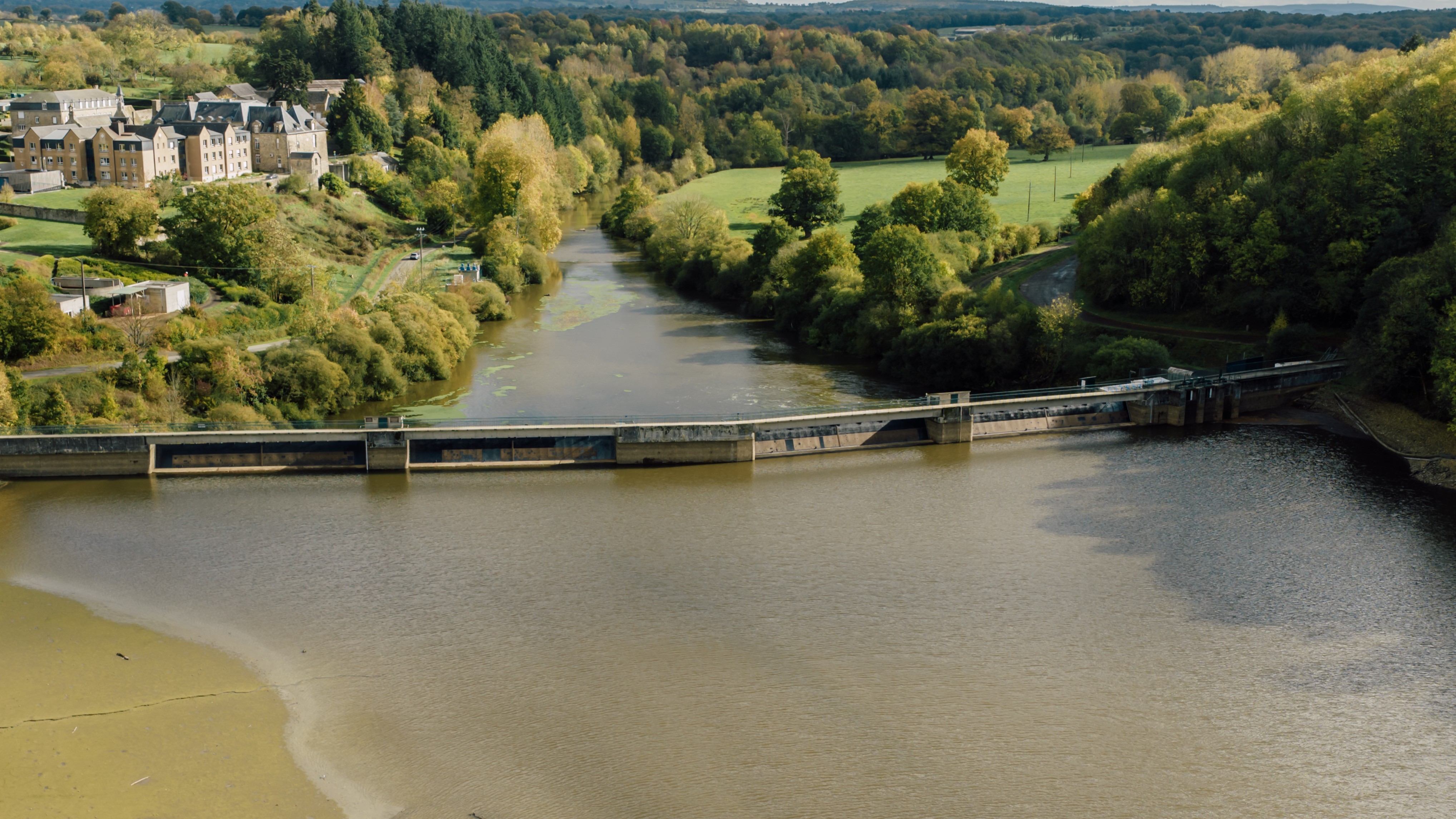 Inspection technique par drone — vue aérienne d'un ouvrage